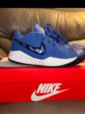 Nike Team Hustle Quick 2, Basketball Sneakers, Big Kid Size 4.5Y